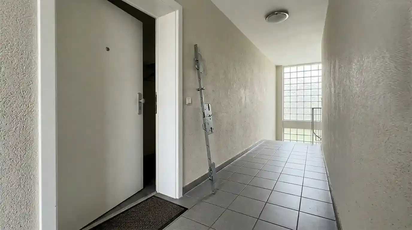 Montierte Mehrfachverriegelung an einer Wohnungstür im Treppenhaus