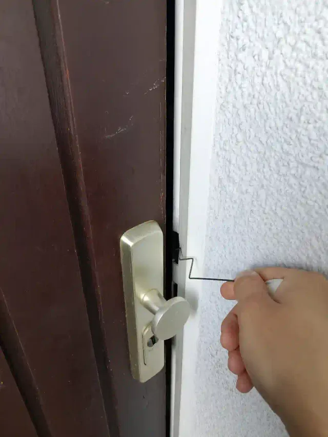 Zugefallene Tür mit dem Fallendraht geöffnet