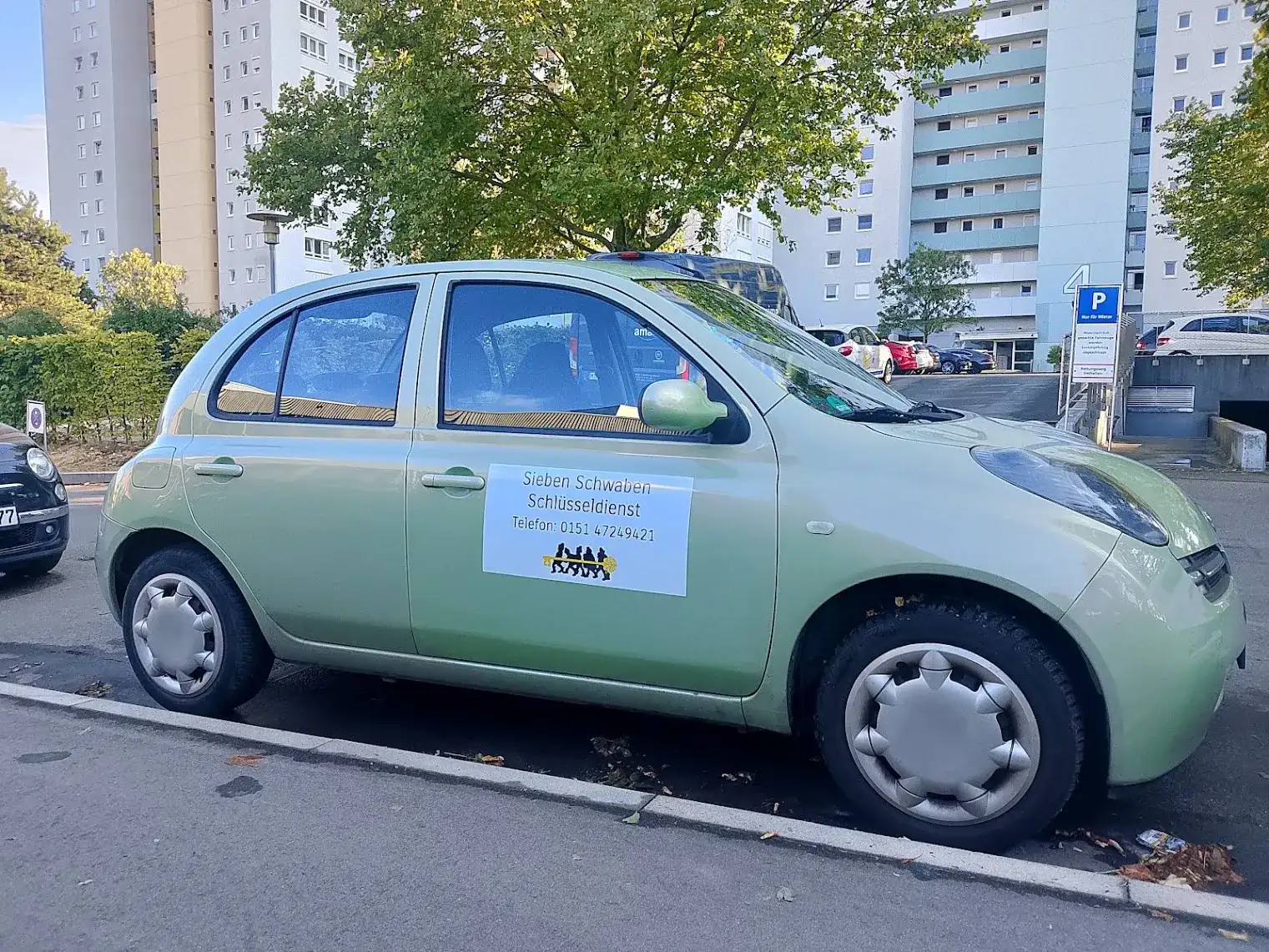 Firmenwagen von Sieben Schwaben Schlüsseldienst mit Kontaktschild