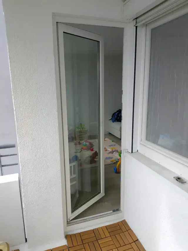 Gekippte Balkontür über den Spalt geöffnet