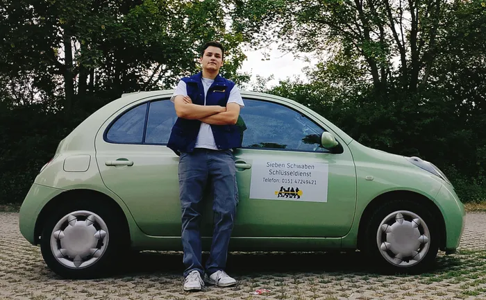 Carlos Zultner, Inhaber von Sieben Schwaben Schlüsseldienst, vor seinem Firmenwagen